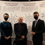 Autor wystawy "Zabytkowe sztućce i zastawy stołowe" wraz z dyrekcją Muzeum