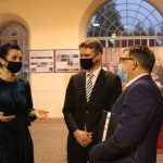 Dyskusja uczestników w trakcie wystawy "Zabytkowe sztućce i zastawy stołowe" w hali Lejniczej