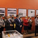 uczestnicy otwarcia wystawy zabytkowe sztućce i zastawy stołowej hala Lejniczej