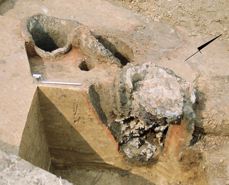 Odkrywka archeologiczna w okolicach miejscowości Wióry. Widok na pozostałości starożytnych pieców hutniczych